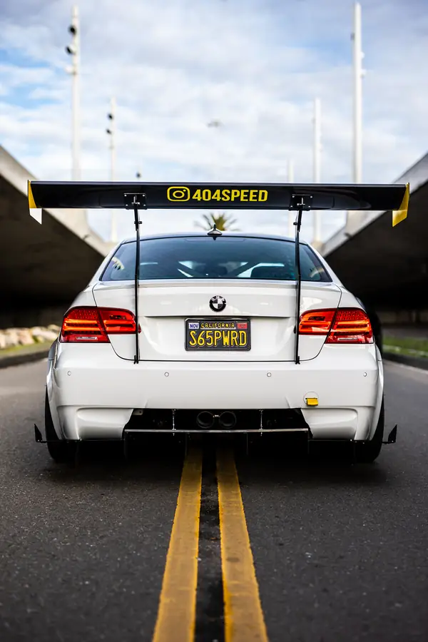 Rear view with chassis-mounted wing