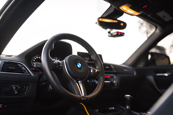 Cockpit and steering wheel